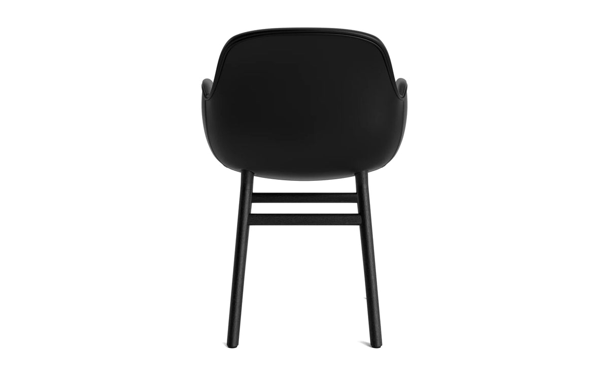 Form Lehnstuhl gepolstert schwarze Eiche Ultra Leder in Ultra 41599 präsentiert im Onlineshop von KAQTU Design AG. Stuhl mit Armlehne ist von Normann Copenhagen