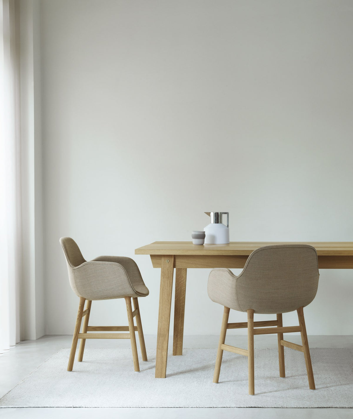Form Lehnstuhl gepolstert von Normann Copenhagen in Braun mit Armlehne, Walnuss-Beinen und Polypropylen-Sitzschale.
