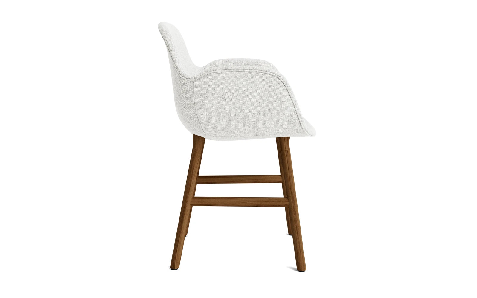 Der Form Lehnstuhl von Normann Copenhagen vereint elegantes Walnussholz mit hochwertiger Hallingdal-Polsterung und bringt modernen Komfort in jeden Raum.