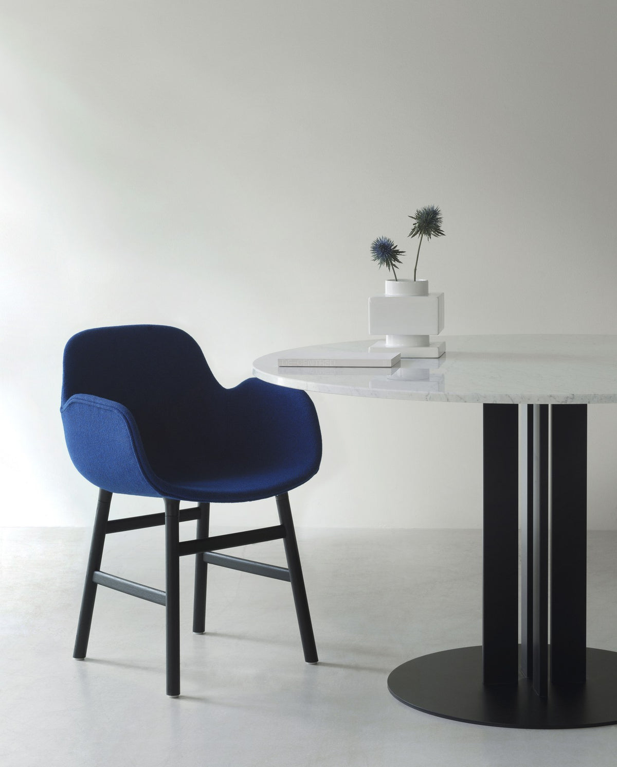 Form Lehnstuhl gepolstert von Normann Copenhagen in Braun mit Armlehne, Walnuss-Beinen und Polypropylen-Sitzschale.