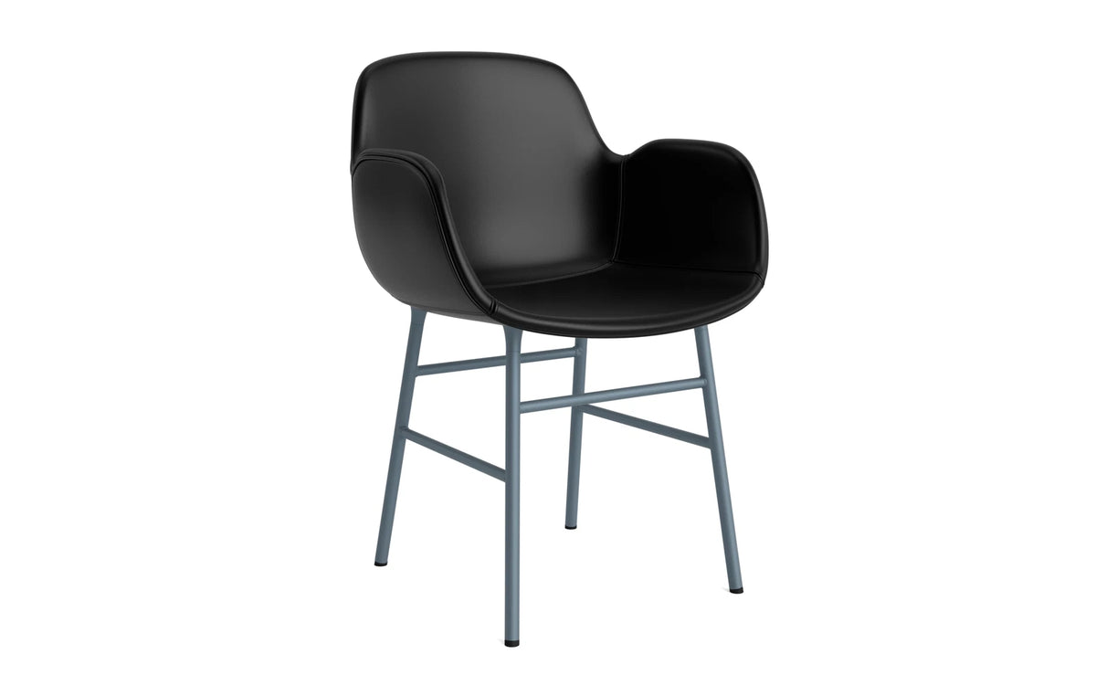Form Lehnstuhl gepolstert Blau Stahl Ultra Leder in Ultra 41599 präsentiert im Onlineshop von KAQTU Design AG. Stuhl mit Armlehne ist von Normann Copenhagen