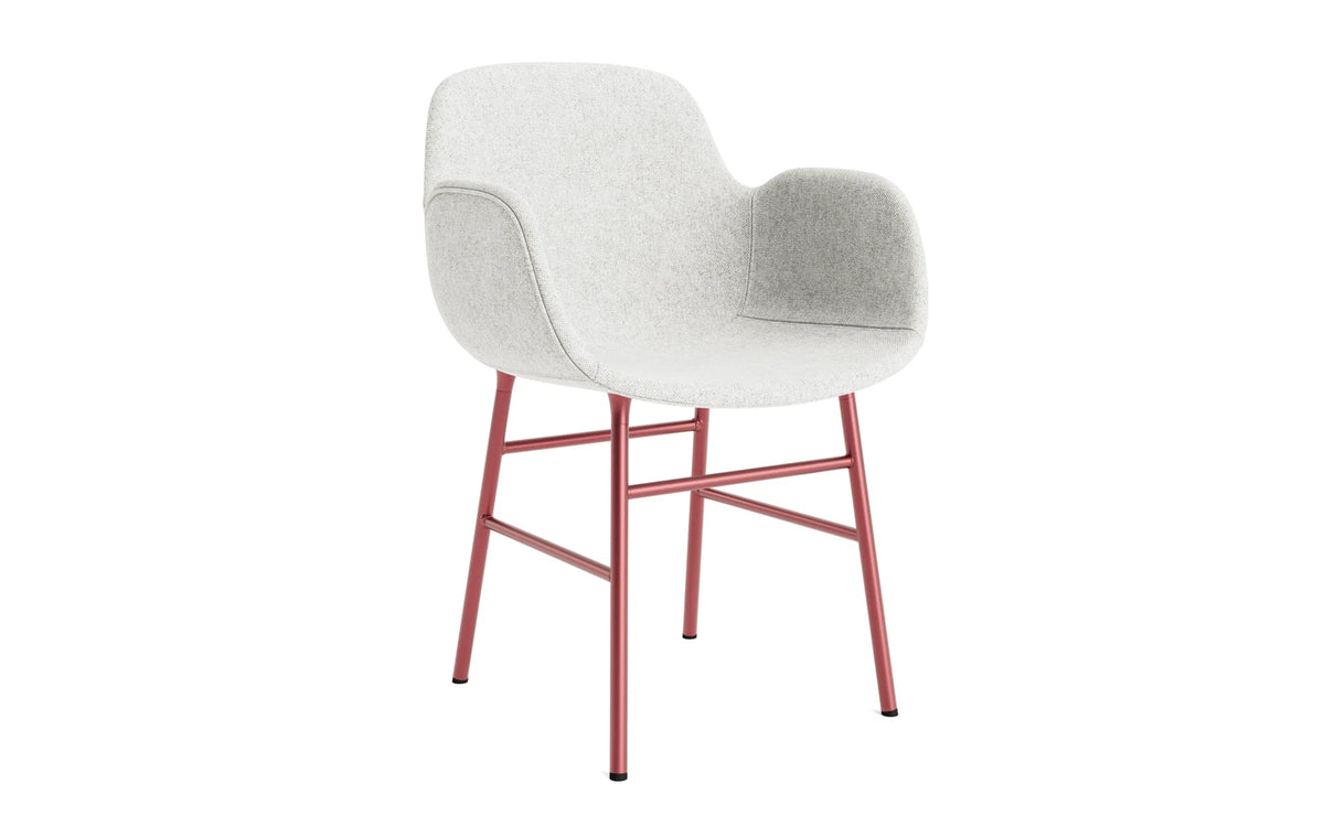 Form Lehnstuhl gepolstert Rot Stahl Hallingdal in Hallingdal 110 präsentiert im Onlineshop von KAQTU Design AG. Stuhl mit Armlehne ist von Normann Copenhagen
