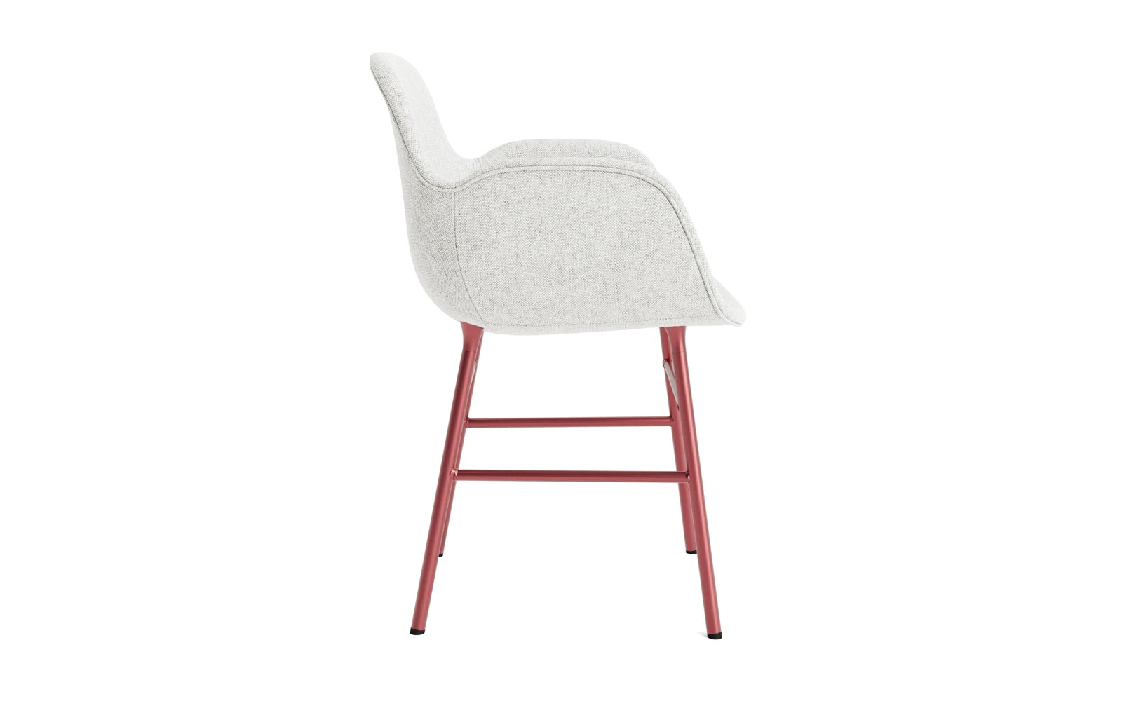 Genießen Sie den Form Lehnstuhl gepolstert in Rot von Normann Copenhagen – ein stilvolles Möbelstück, das modernes Design und höchsten Komfort vereint.