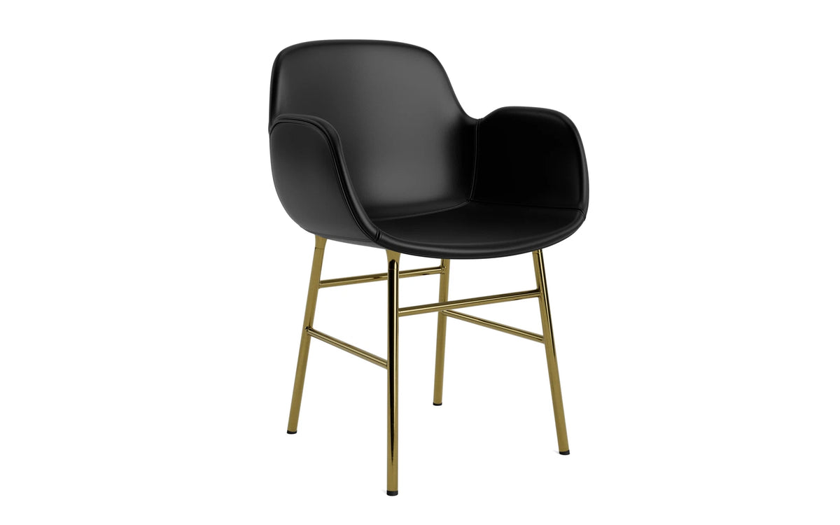 Form Lehnstuhl gepolstert Messing Ultra Leder in Ultra 41599 präsentiert im Onlineshop von KAQTU Design AG. Stuhl mit Armlehne ist von Normann Copenhagen