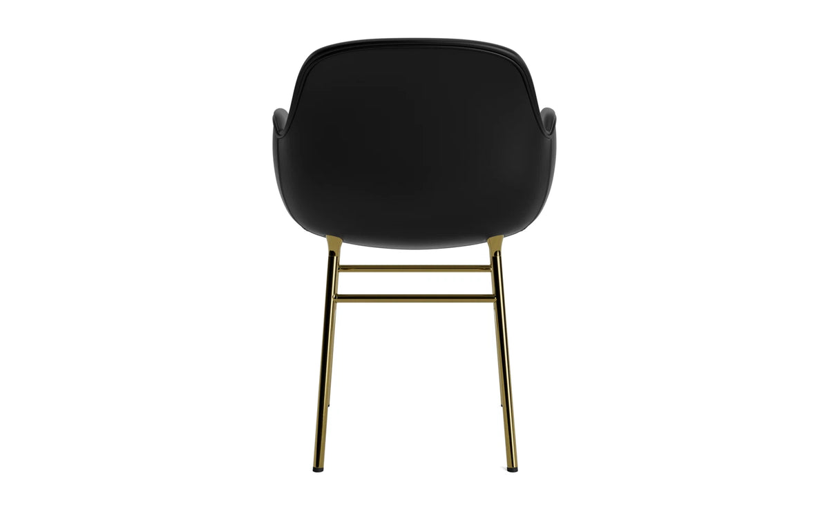 Form Lehnstuhl gepolstert Messing Ultra Leder in Ultra 41599 präsentiert im Onlineshop von KAQTU Design AG. Stuhl mit Armlehne ist von Normann Copenhagen