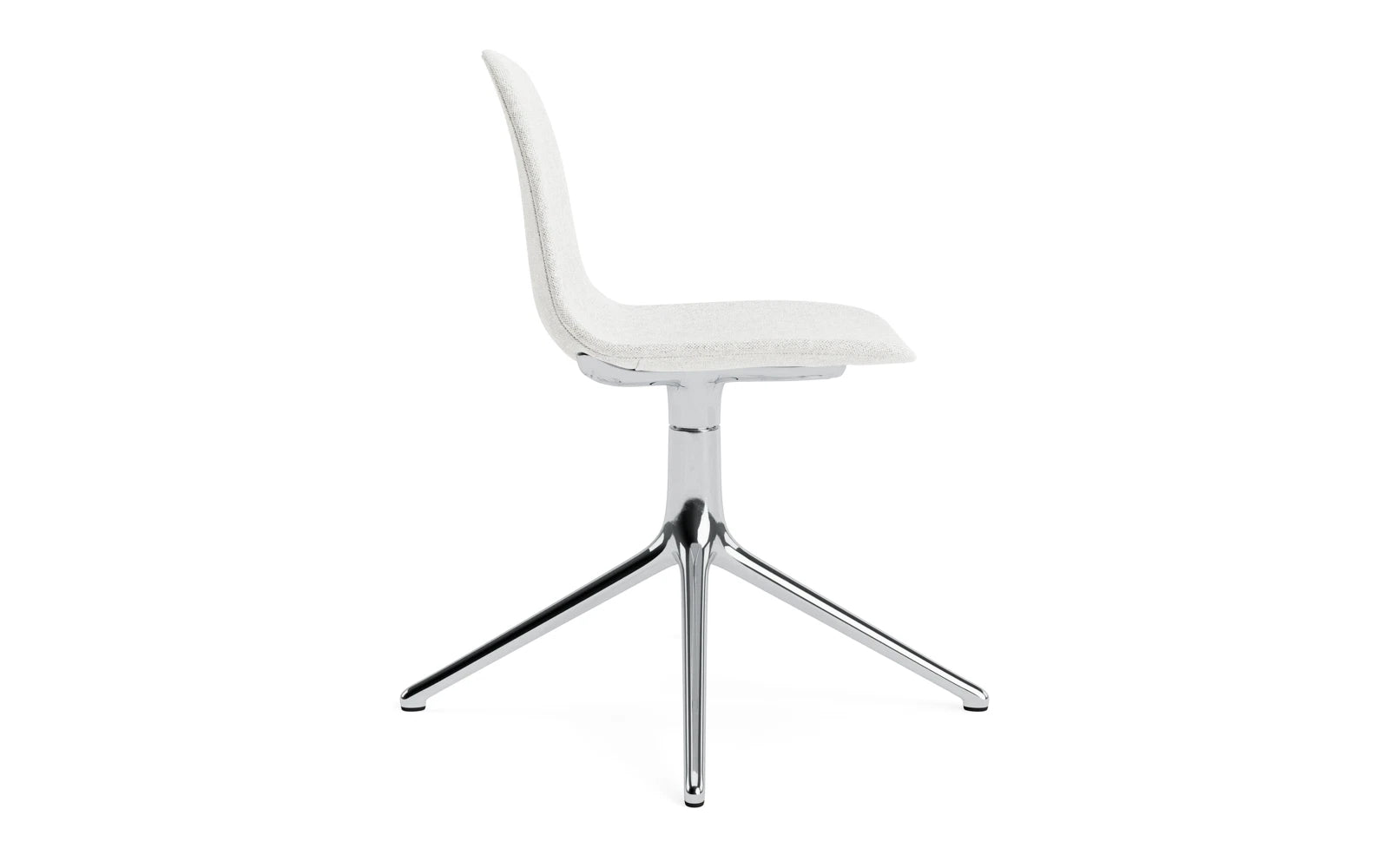 Entdecken Sie den Form Drehstuhl 4L von Normann Copenhagen: Eleganz trifft Komfort mit edler Hallingdal-Polsterung und robustem Aluminiumgestell.