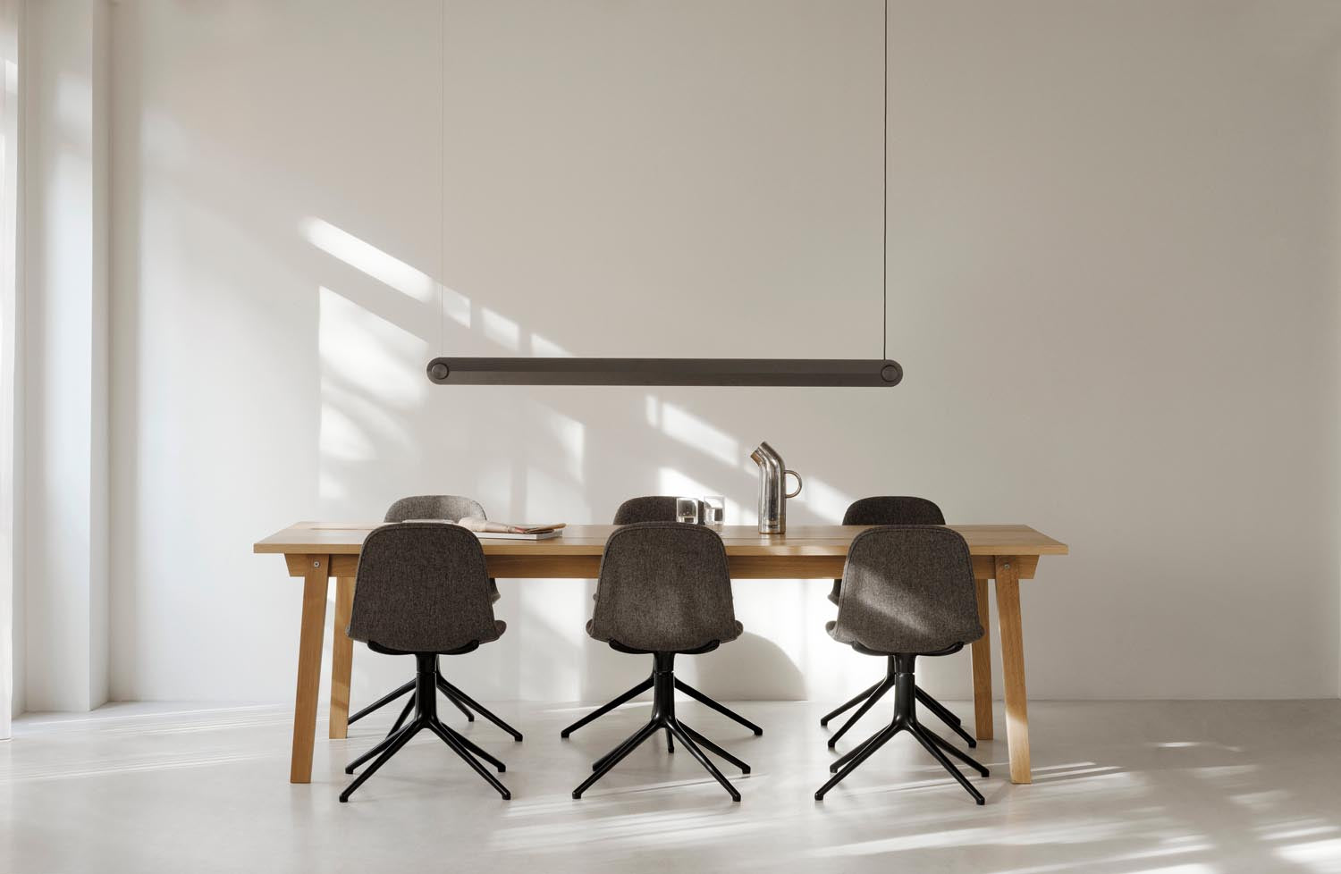 Entdecken Sie den Form Drehstuhl 4L von Normann Copenhagen: Elegantes Design mit luxuriöser Hallingdal-Polsterung und robustem Aluminiumrahmen.