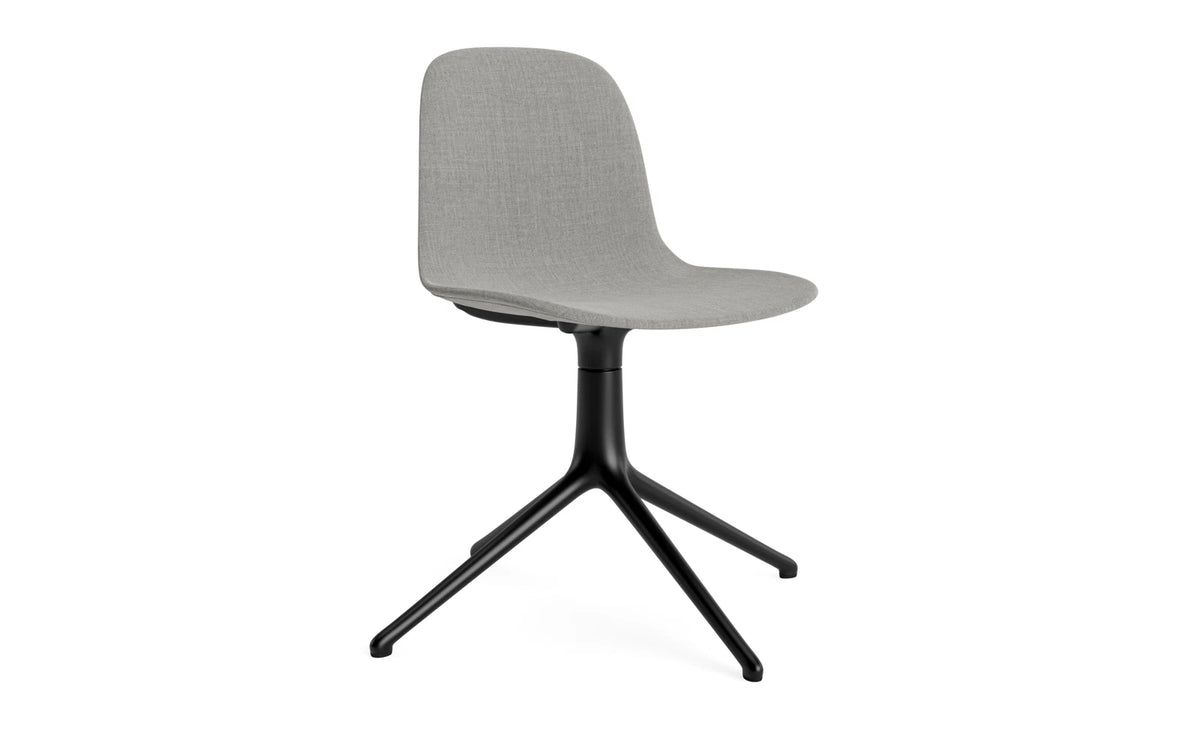 Form Drehstuhl 4L schwarzes Aluminium Vollpolster Remix in Remix 133 präsentiert im Onlineshop von KAQTU Design AG. Drehstuhl ist von Normann Copenhagen