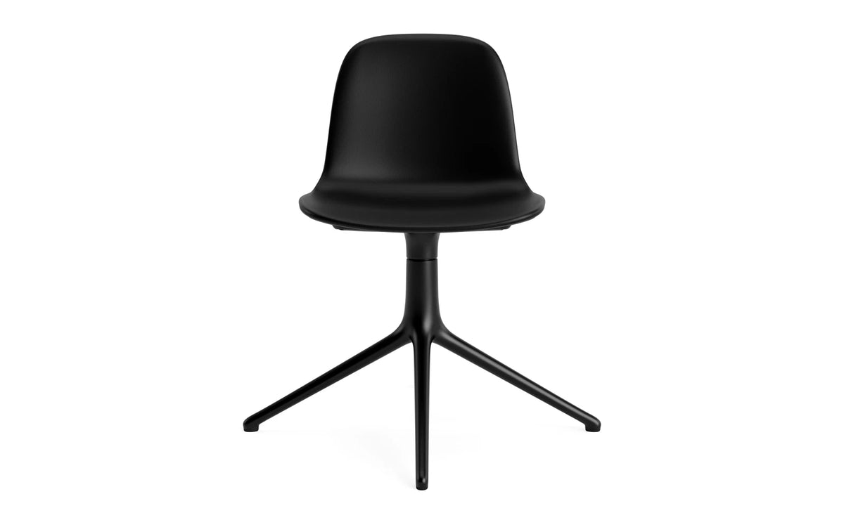 Form Drehstuhl 4L schwarzes Aluminium Vollpolster Ultra in Ultra 41599 präsentiert im Onlineshop von KAQTU Design AG. Drehstuhl ist von Normann Copenhagen