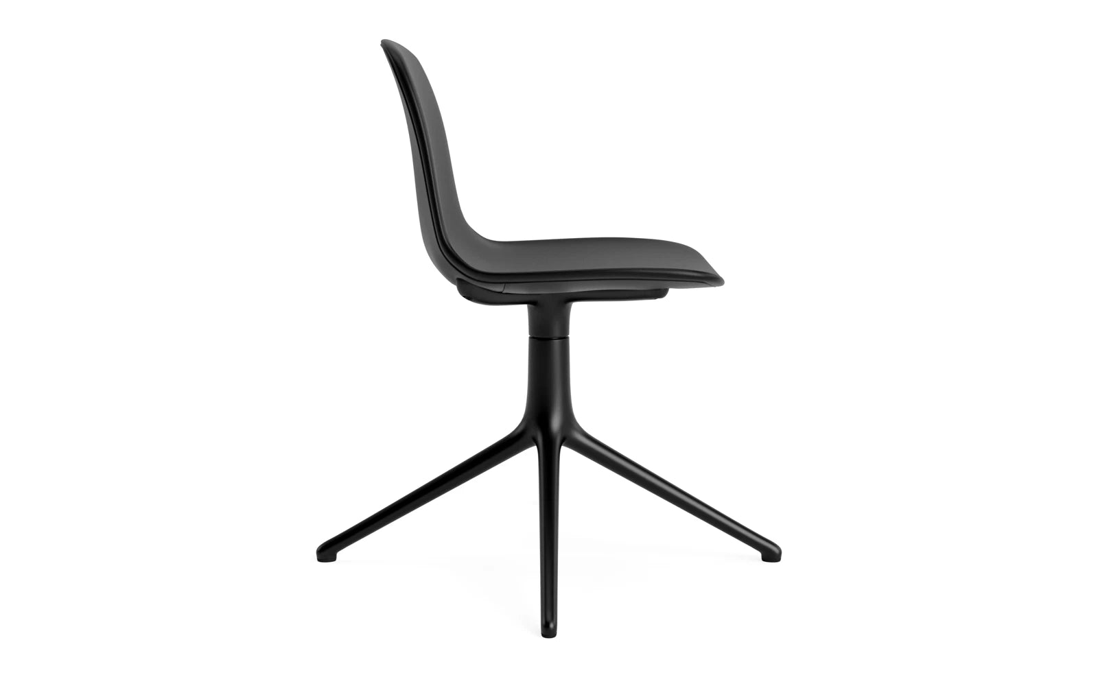 Der Form Drehstuhl 4L von Normann Copenhagen kombiniert elegantes schwarzes Aluminium mit hochwertiger Vollpolsterung in Remix-Stoff und bietet vielfältige Designoptionen.