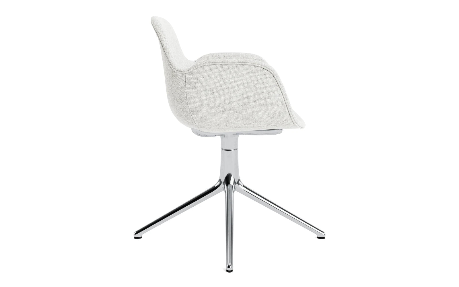 Entdecken Sie den Form Drehsessel 4L von Normann Copenhagen – ein stilvoller, drehbarer Sessel mit hochwertigem Vollpolster und individueller Gestaltungsfreiheit.