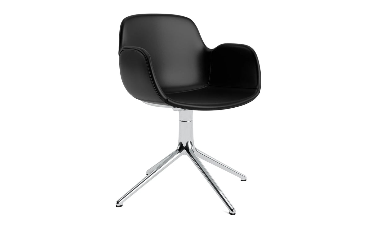 Form Drehstuhl 4L gepolstert Aluminium Ultra Leder in Ultra 41599 präsentiert im Onlineshop von KAQTU Design AG. Dreh-Schalenstuhl mit Armlehnen ist von Normann Copenhagen