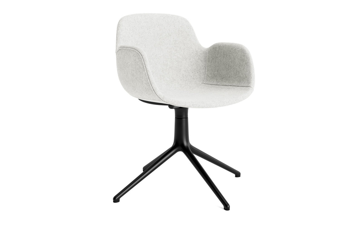 Form Drehsessel von Normann Copenhagen, schwarze Sitzschale aus Polypropylen, gepolstert, Drehsockel aus schwarzem Aluminium mit vier Rädern.