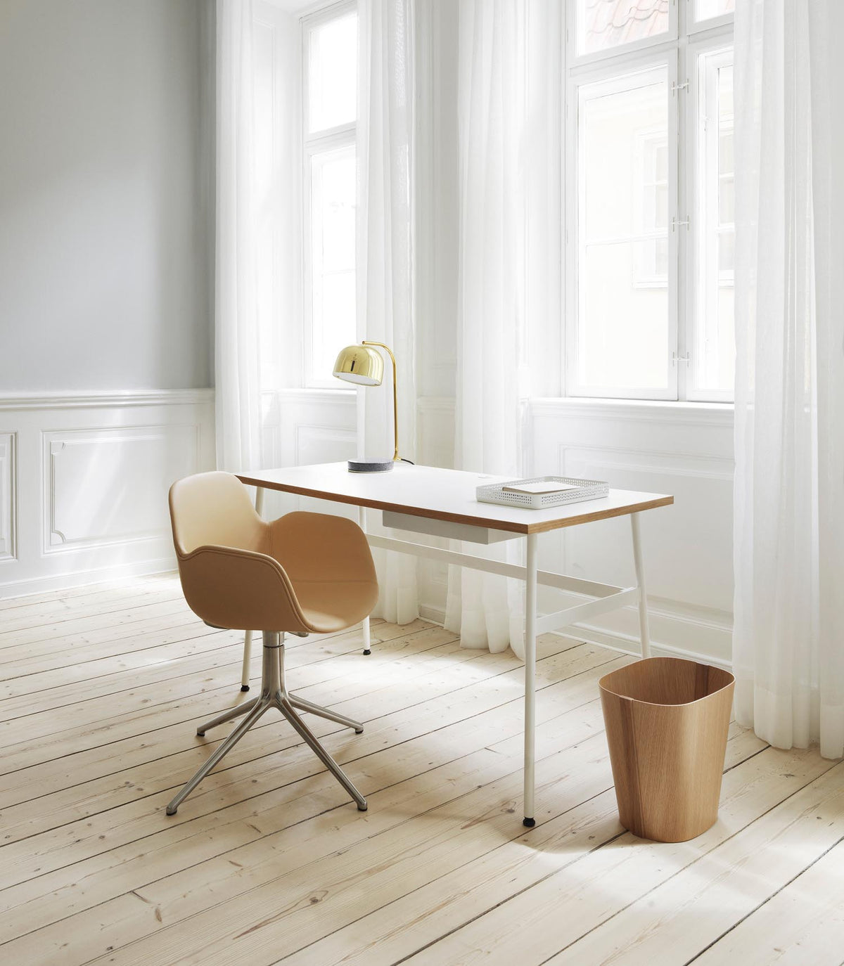Form Drehstuhl 4L gepolstert schwarzes Aluminium Ultra Leder in Ultra 41599 präsentiert im Onlineshop von KAQTU Design AG. Bürostuhl ist von Normann Copenhagen