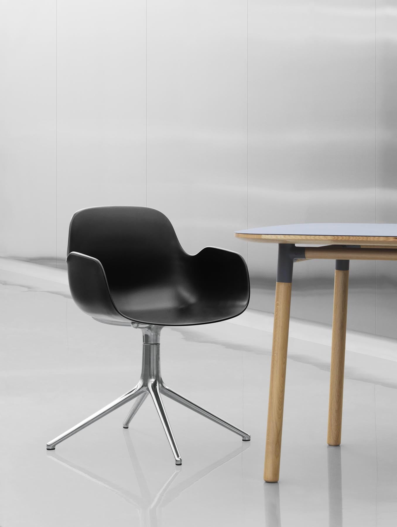 Erleben Sie den Form Drehsessel 4W von Normann Copenhagen – ein eleganter, drehbarer Sessel aus Aluminium und edlem Hallingdal-Stoff, perfekt für jeden Raum.