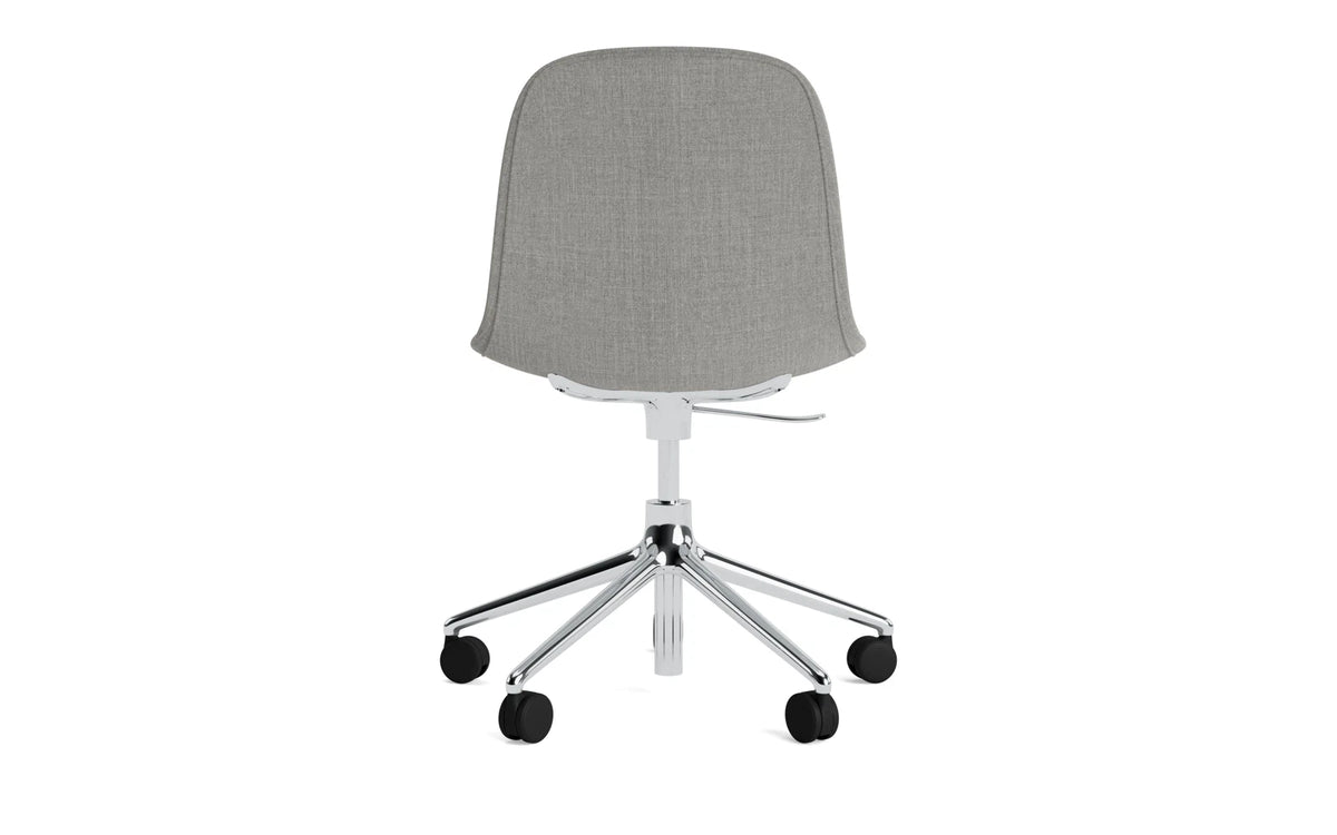 Form Drehstuhl mit 5 Rollen Vollpolster Aluminium Remix in Remix 133 präsentiert im Onlineshop von KAQTU Design AG. Bürostuhl ist von Normann Copenhagen