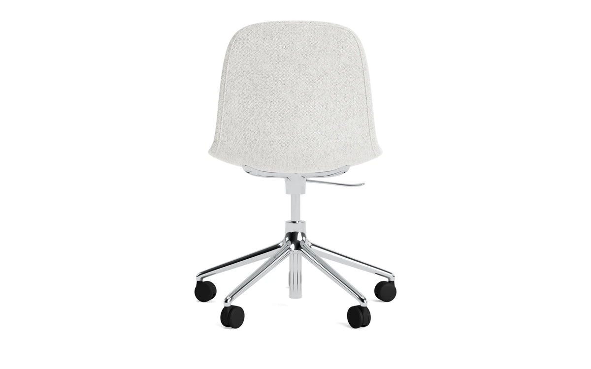 Form Drehstuhl mit 5 Rollen Vollpolster Aluminium Hallingdal in Hallingdal 110 präsentiert im Onlineshop von KAQTU Design AG. Bürostuhl ist von Normann Copenhagen