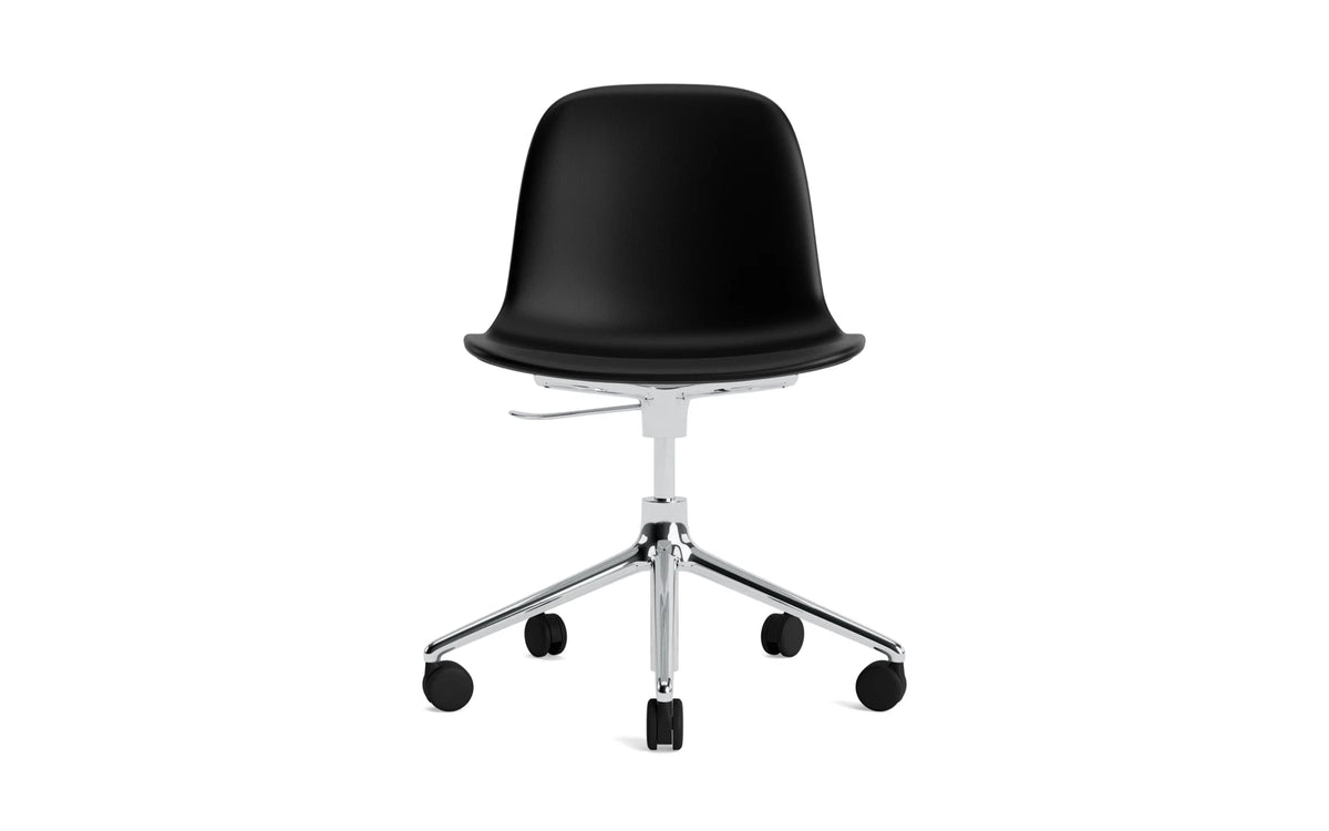 Form Drehstuhl mit 5 Rollen Vollpolster Aluminium Ultra in Ultra 41599 präsentiert im Onlineshop von KAQTU Design AG. Bürostuhl ist von Normann Copenhagen