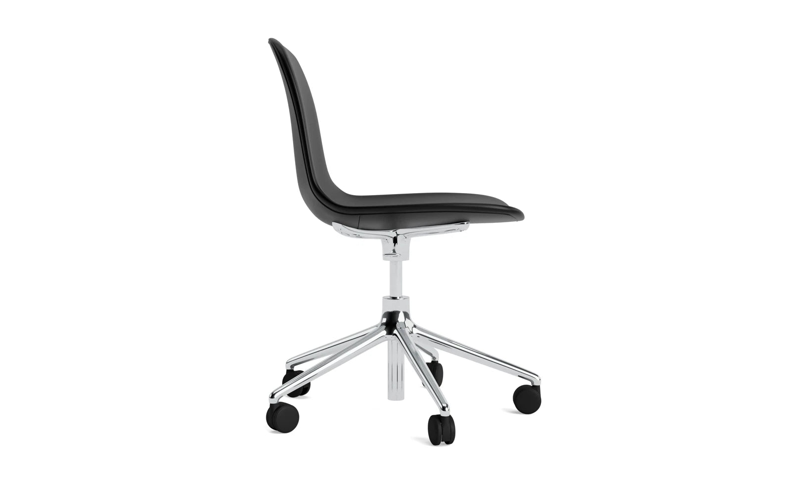 Entdecken Sie den Form Drehsessel von Normann Copenhagen – ein stilvolles, vollpolstertes Designmöbel mit 5 Rollen, das Komfort und kreative Anpassung bietet.