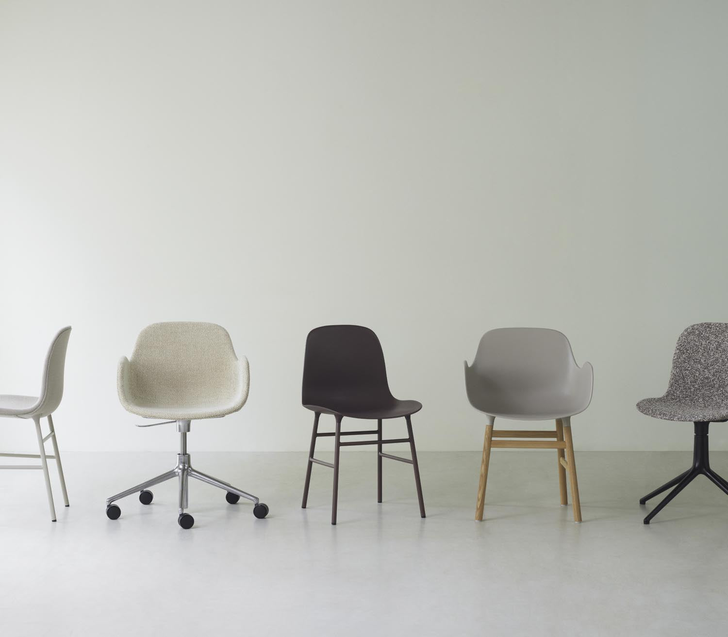 Entdecken Sie den Form Drehsessel von Normann Copenhagen – stilvolles, vollgepolstertes Design mit 5 Rollen für Flexibilität und persönlichen Stil.