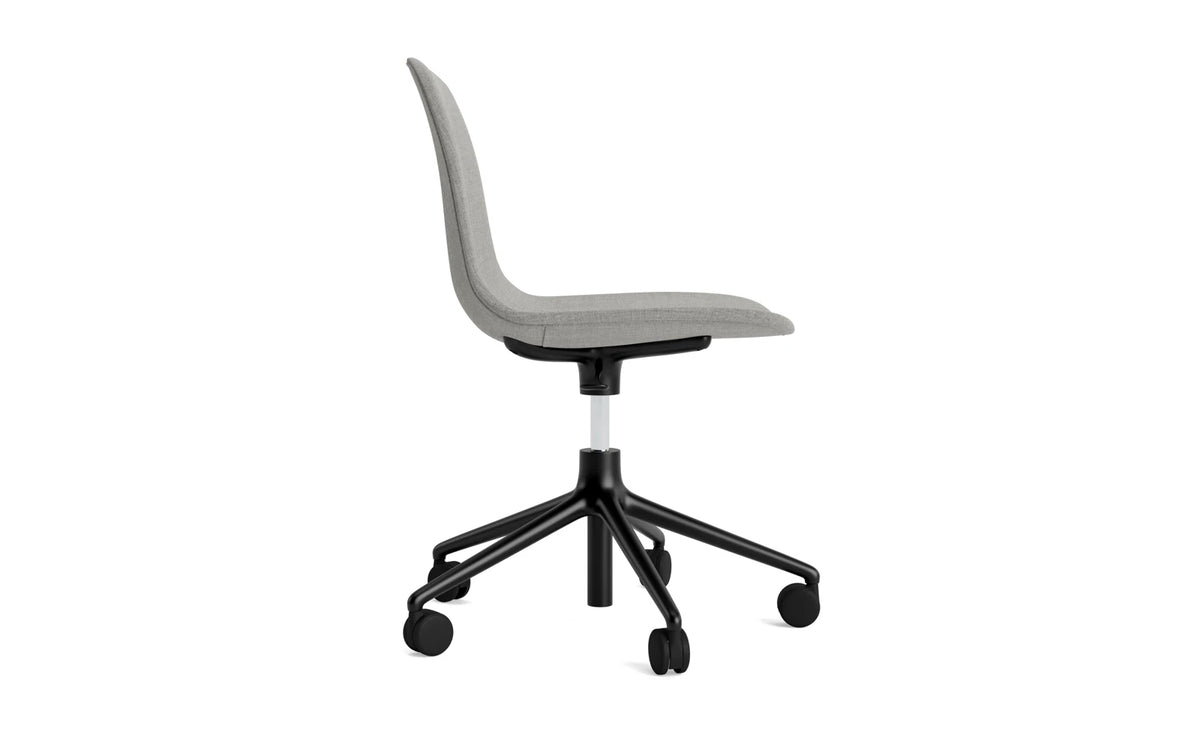 Form Drehstuhl mit 5 Rollen Vollpolster schwarzes Aluminium Remix in Remix 133 präsentiert im Onlineshop von KAQTU Design AG. Bürostuhl ist von Normann Copenhagen