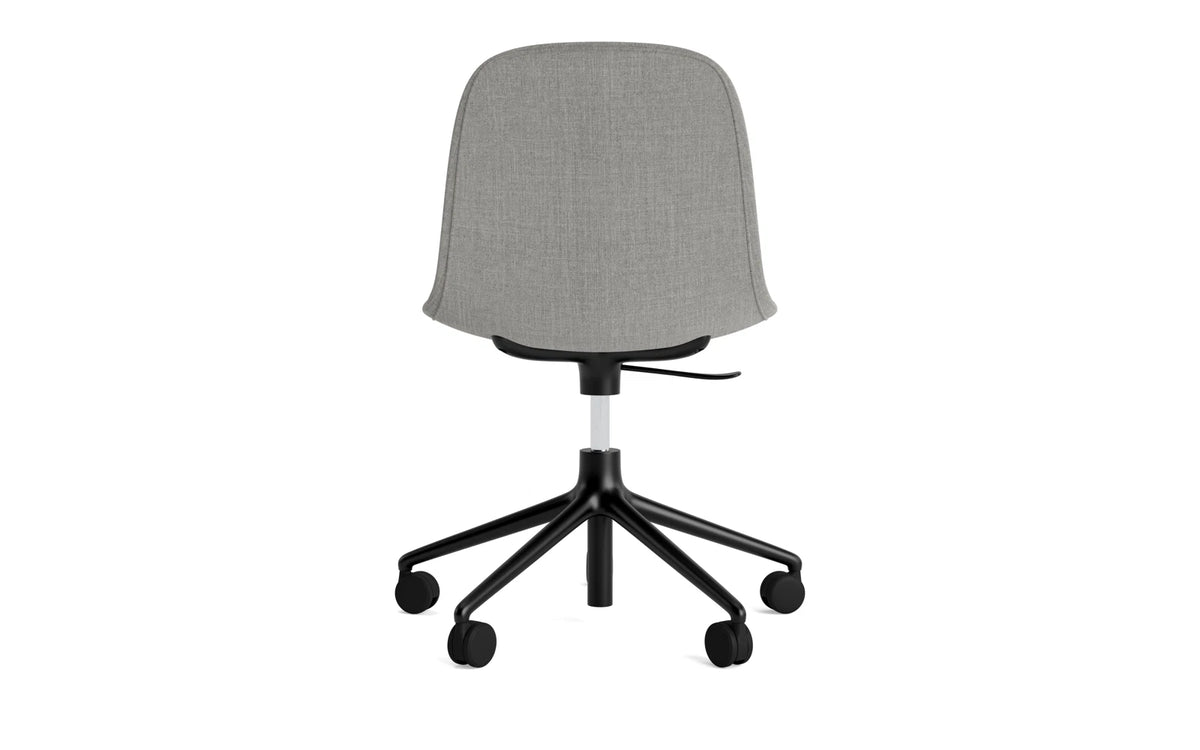 Form Drehstuhl mit 5 Rollen Vollpolster schwarzes Aluminium Remix in Remix 133 präsentiert im Onlineshop von KAQTU Design AG. Bürostuhl ist von Normann Copenhagen