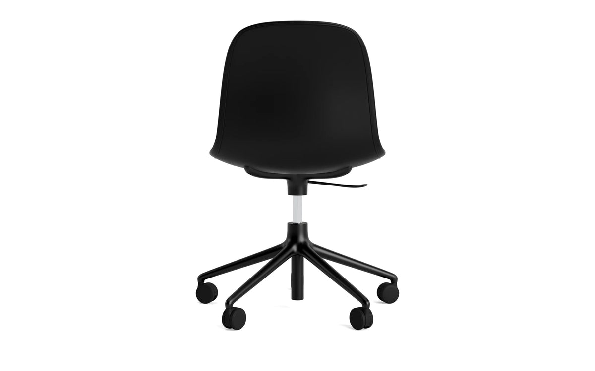 Form Drehstuhl mit 5 Rollen Vollpolster schwarzes Aluminium Ultra in Ultra 41599 präsentiert im Onlineshop von KAQTU Design AG. Bürostuhl ist von Normann Copenhagen