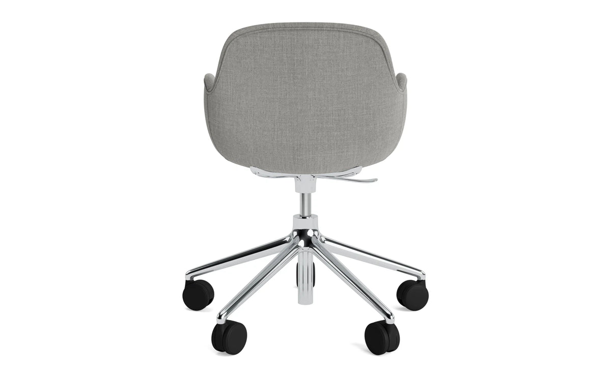 Form Drehstuhl mit Rollen Vollpolster aluminium Remix in Remix 133 präsentiert im Onlineshop von KAQTU Design AG. Bürostuhl ist von Normann Copenhagen