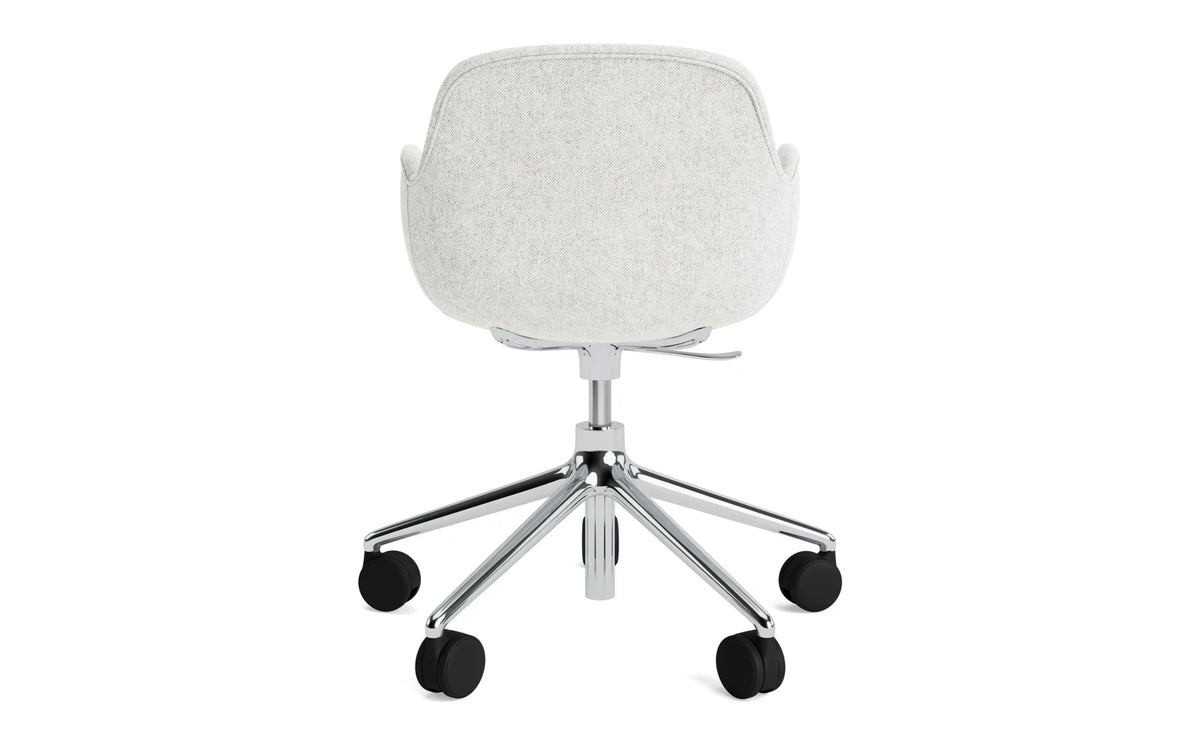 Form Drehstuhl mit Rollen Vollpolster aluminium Hallingdal in Hallingdal 110 präsentiert im Onlineshop von KAQTU Design AG. Bürostuhl ist von Normann Copenhagen