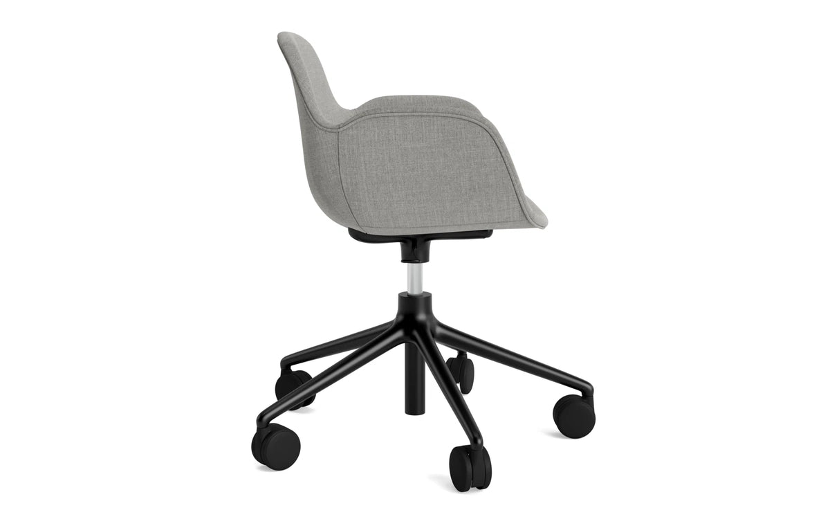 Hyg Drehstuhl mit Rollen Vollpolster schwarz aluminium Remix in Remix 133 präsentiert im Onlineshop von KAQTU Design AG. Bürostuhl ist von Normann Copenhagen