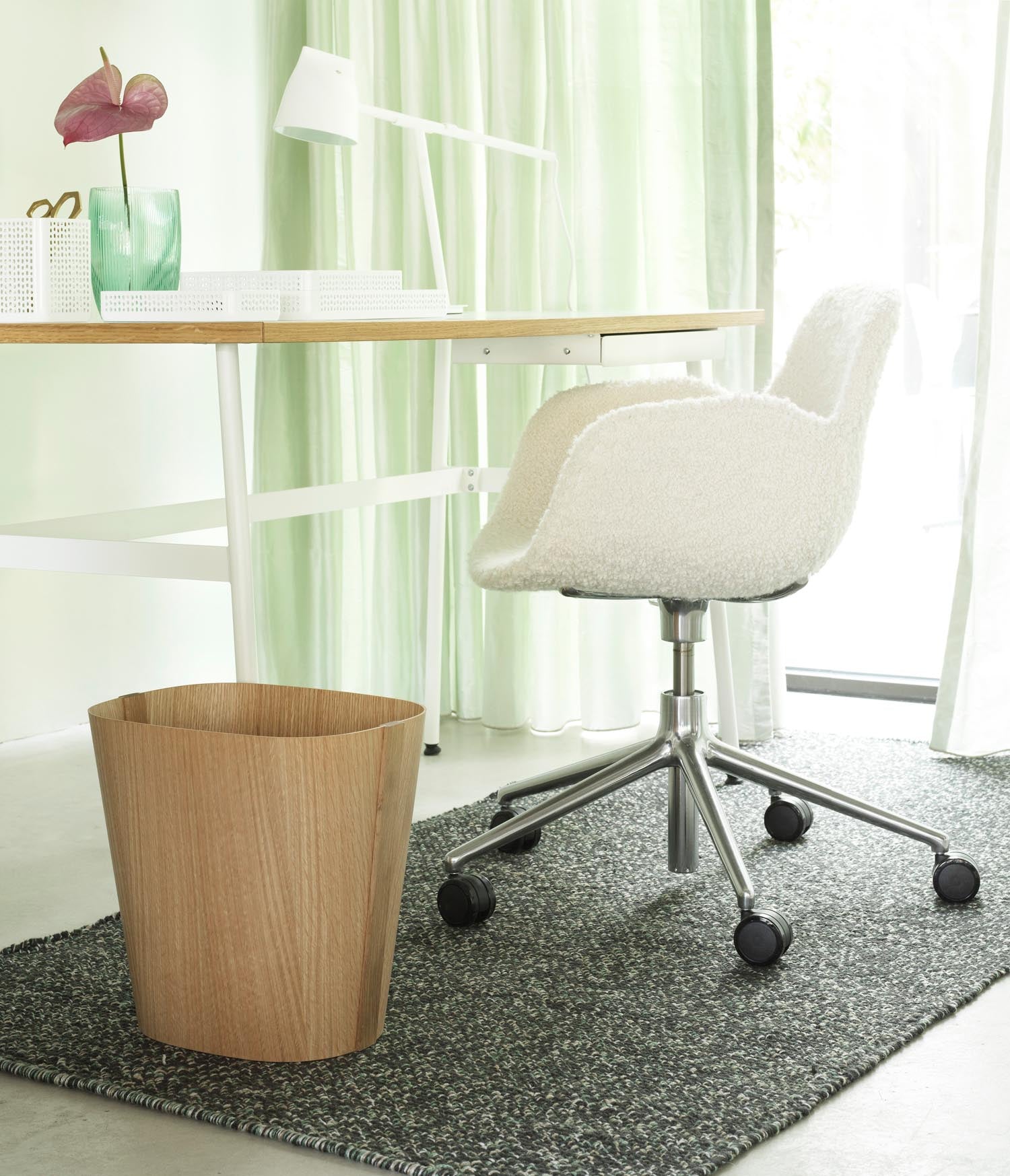 Erleben Sie den Hyg Drehsessel mit Rollen in stilvollem Schwarz und Aluminium von Normann Copenhagen – ein Meisterwerk für modernes Wohnen und Arbeiten.