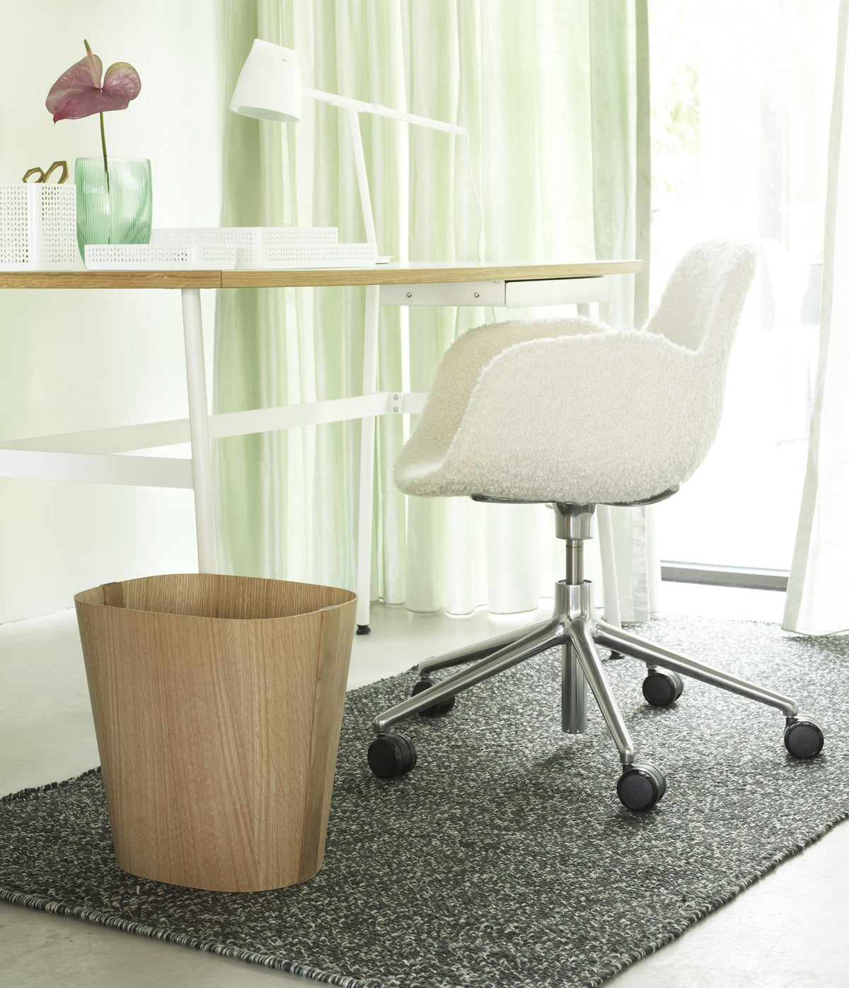 Form Drehsessel von Normann Copenhagen, schwarz gepolstert, Sitzschale aus Polypropylen auf Aluminium-Fussgestell mit fünf Rollen