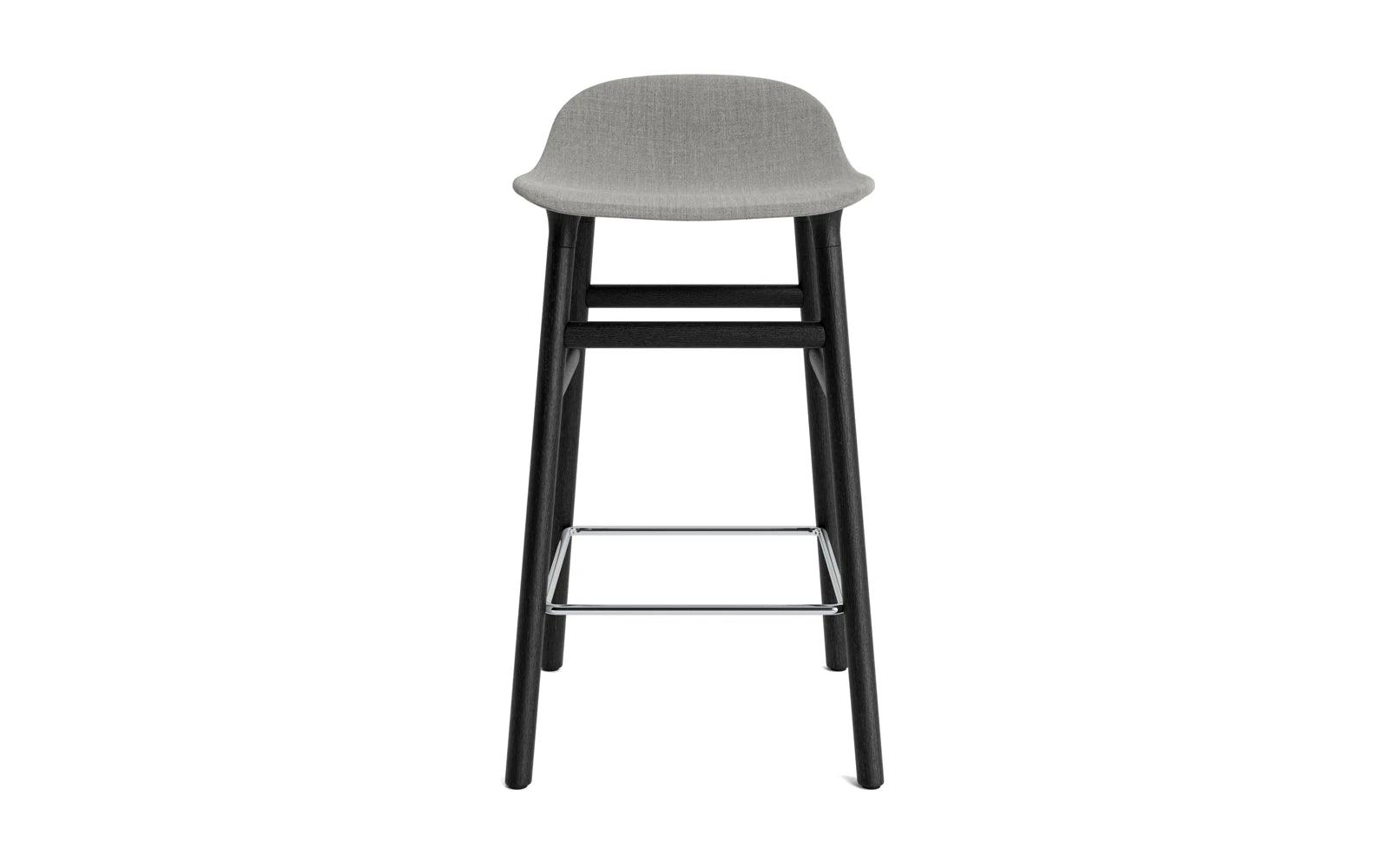 Entdecken Sie den Form Barstuhl von Normann Copenhagen: 65 cm hoch, gepolstert in elegantem Schwarz, gefertigt aus edler Eiche. Ideal für stilvolle Interiors.