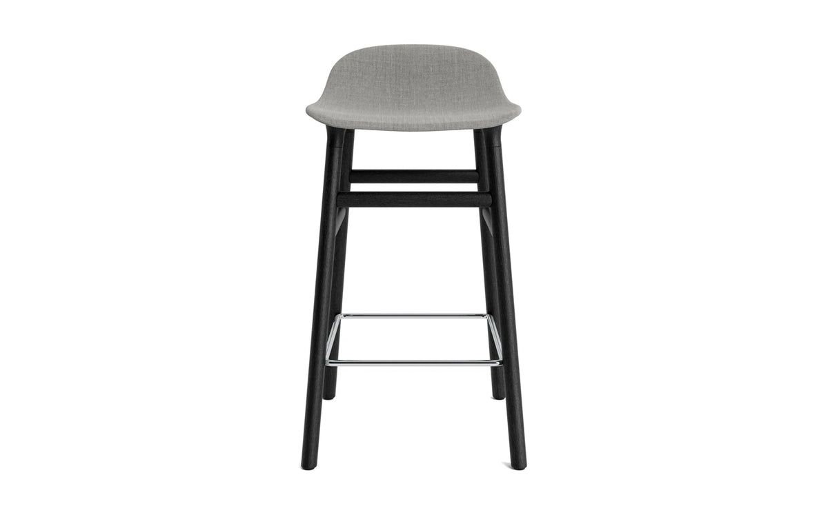 Form Barstuhl 65 cm gepolstert schwarzes Eiche Main Line flax in Remix 133 präsentiert im Onlineshop von KAQTU Design AG. Barstuhl ist von Normann Copenhagen