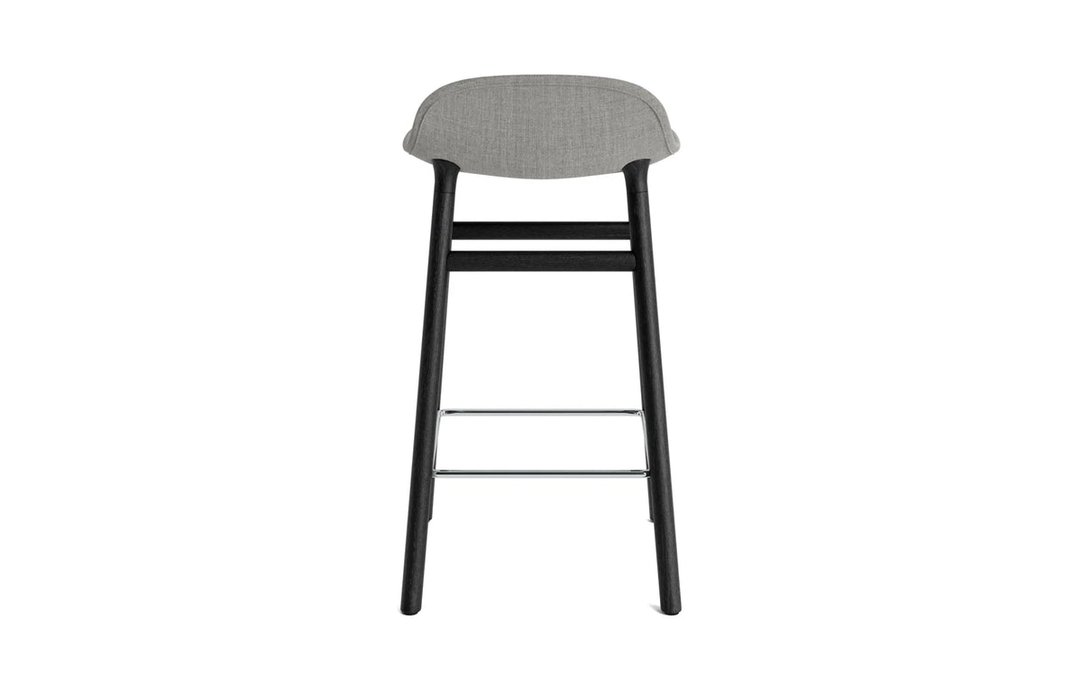 Form Barstuhl 65 cm gepolstert schwarzes Eiche Main Line flax in Remix 133 präsentiert im Onlineshop von KAQTU Design AG. Barstuhl ist von Normann Copenhagen