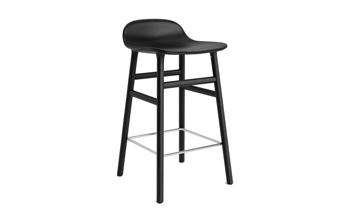 Form Barstuhl 65 cm gepolstert schwarzes Eiche Ultra Leder in Ultra 41599 präsentiert im Onlineshop von KAQTU Design AG. Barstuhl ist von Normann Copenhagen
