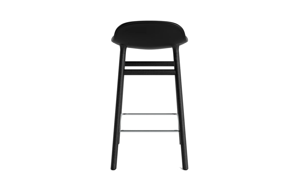 Form Barstuhl 65 cm gepolstert schwarzes Eiche Ultra Leder in Ultra 41599 präsentiert im Onlineshop von KAQTU Design AG. Barstuhl ist von Normann Copenhagen