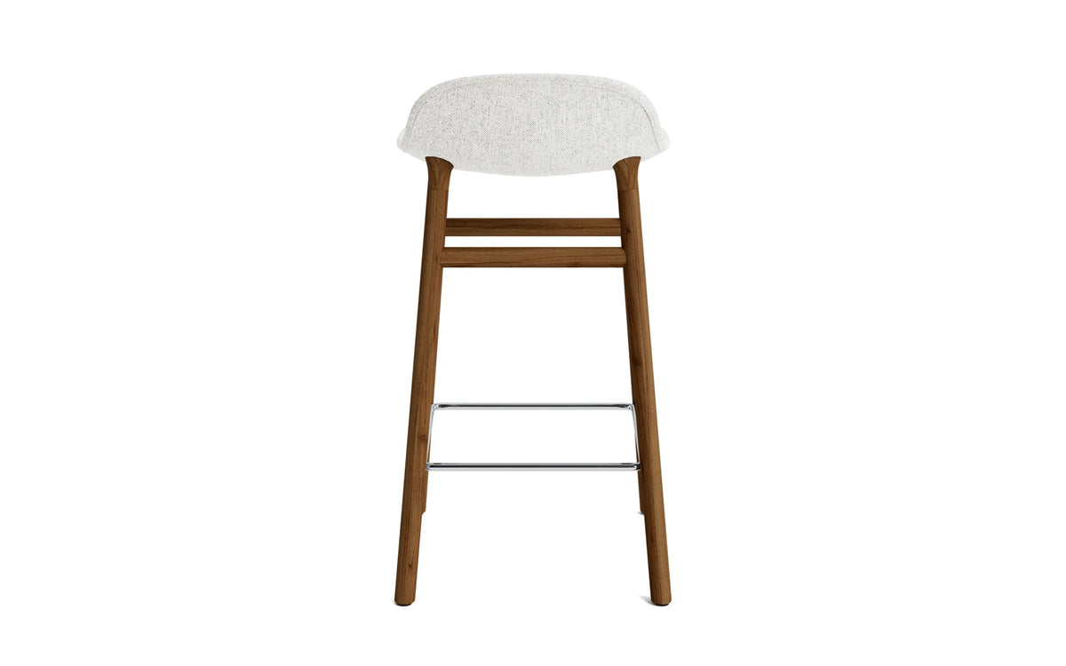 Form Barstuhl 65 cm gepolstert Walnuss Hallingdal in Hallingdal 110 präsentiert im Onlineshop von KAQTU Design AG. Barstuhl ist von Normann Copenhagen