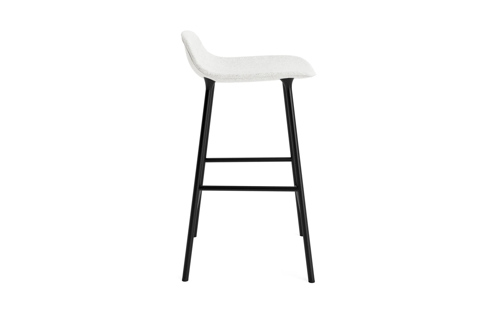 Moderner Form Barstuhl 65 cm in edlem Schwarz, gepolstert mit luxuriösem Hallingdal-Stoff. Ideal für stilvolle Bars und Wohnräume.