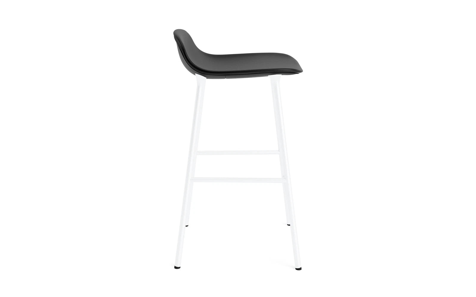 Entdecken Sie den stilvollen Form Barstuhl 65 cm von Normann Copenhagen – gepolstert in Weiß, vereint er modernes Design mit höchstem Sitzkomfort.