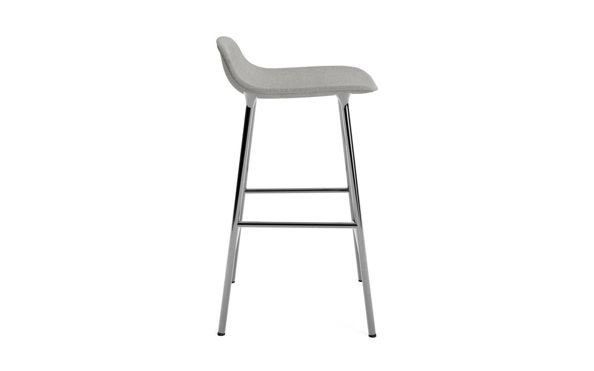 Form Barstuhl 65 cm gepolstert Chrom Remix in Remix 133 präsentiert im Onlineshop von KAQTU Design AG. Barstuhl ist von Normann Copenhagen