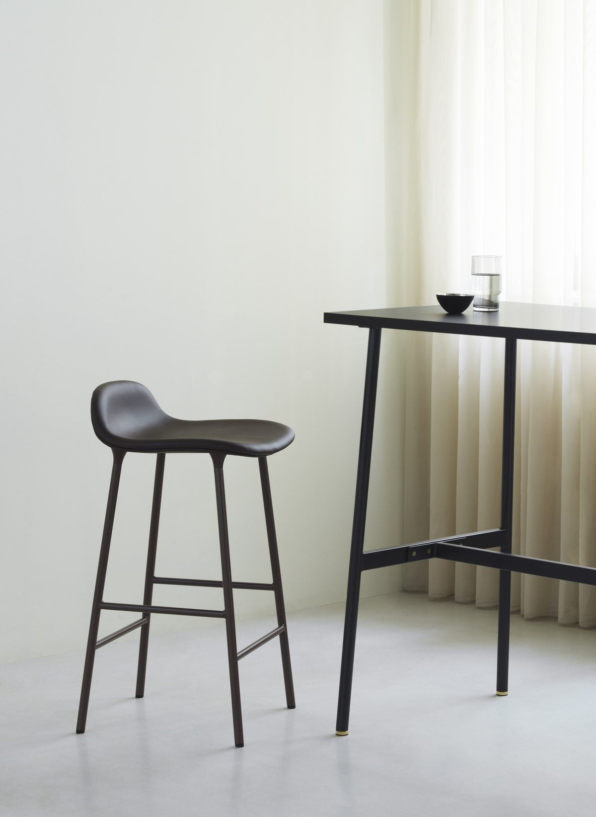 Form Barstuhl von Normann Copenhagen in Grau, gepolsterte Sitzschale, Chrom-Gestell mit vier Beinen, Sitzhöhe 65 cm.