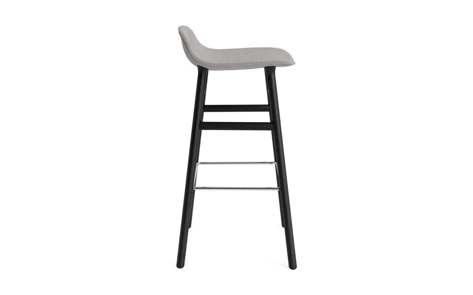 Entdecken Sie den Form Barstuhl von Normann Copenhagen: 75 cm hoch, gepolstert und aus schwarzer Eiche. Ideal für stilvolle Bars und Küchen.