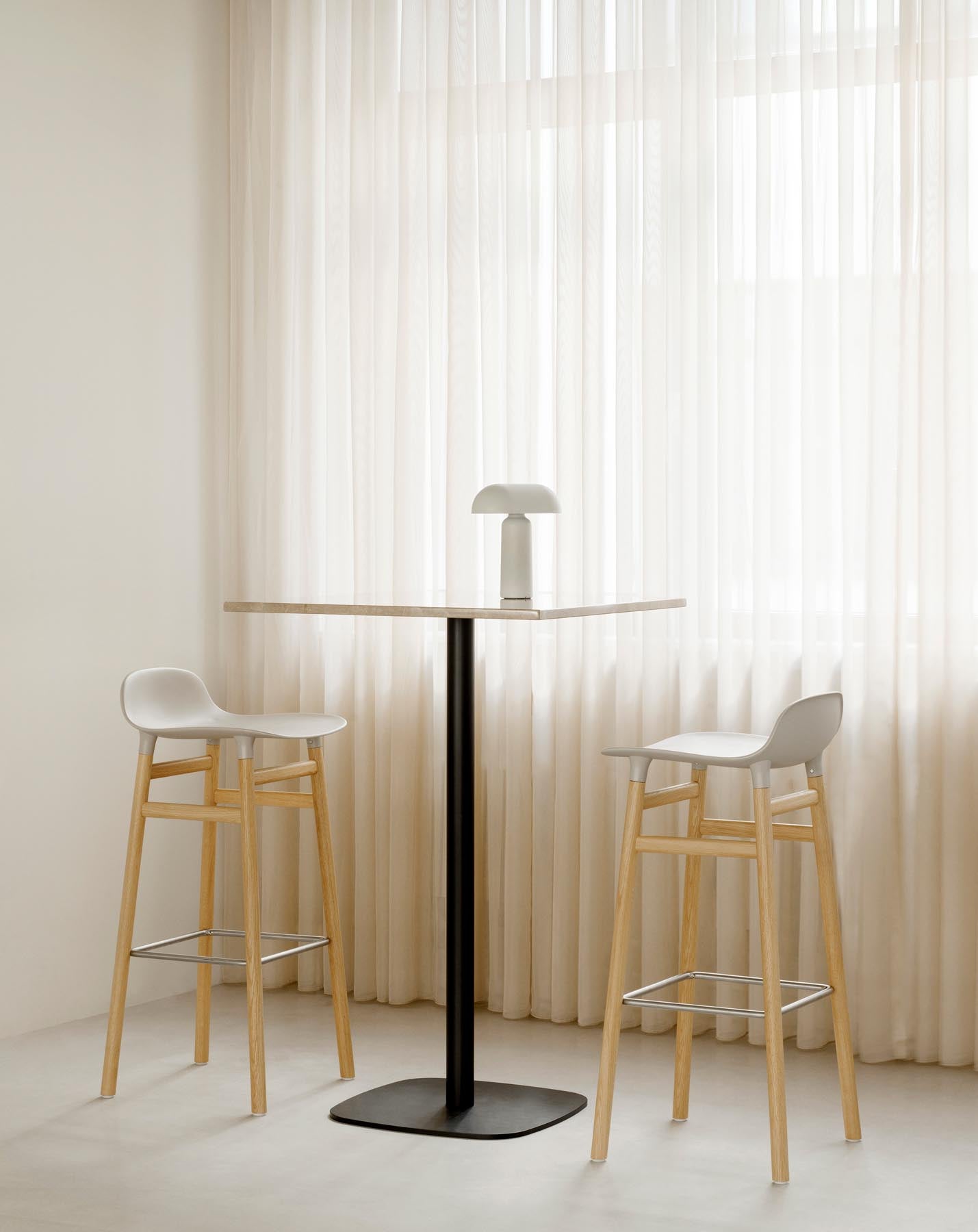 Erleben Sie den Form Barstuhl 75 cm von Normann Copenhagen, gepolstert mit edlem Hallingdal-Stoff, der modernes Design und höchsten Sitzkomfort vereint.