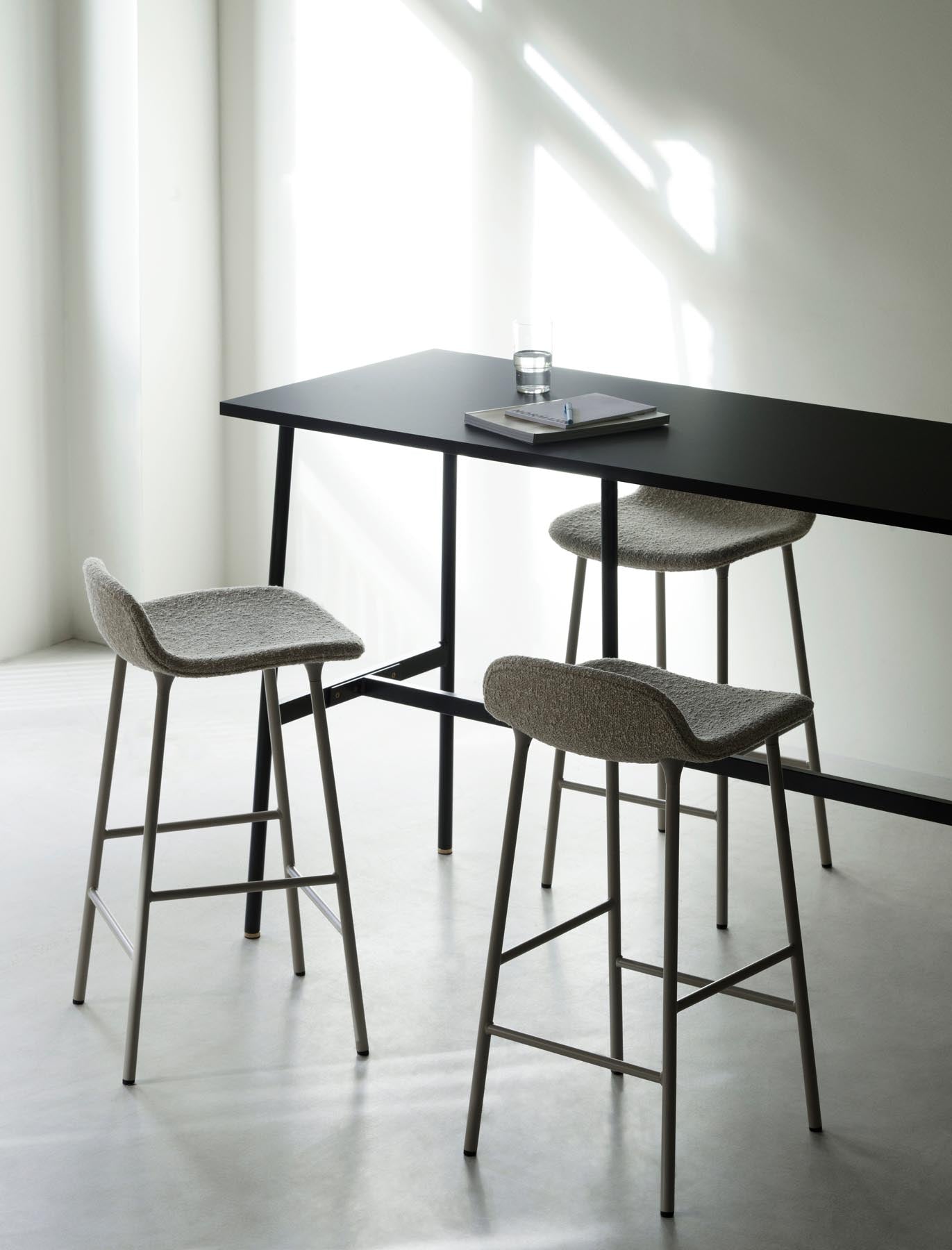 Entdecken Sie den Form Barstuhl 75 cm von Normann Copenhagen, gepolstert mit hochwertigem Hallingdal-Stoff, der stilvolles Design und Komfort vereint.