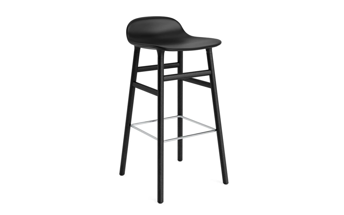Form Barstuhl 75 cm gepolstert schwarzes Eiche Ultra Leder in Ultra 41599 präsentiert im Onlineshop von KAQTU Design AG. Barstuhl ist von Normann Copenhagen