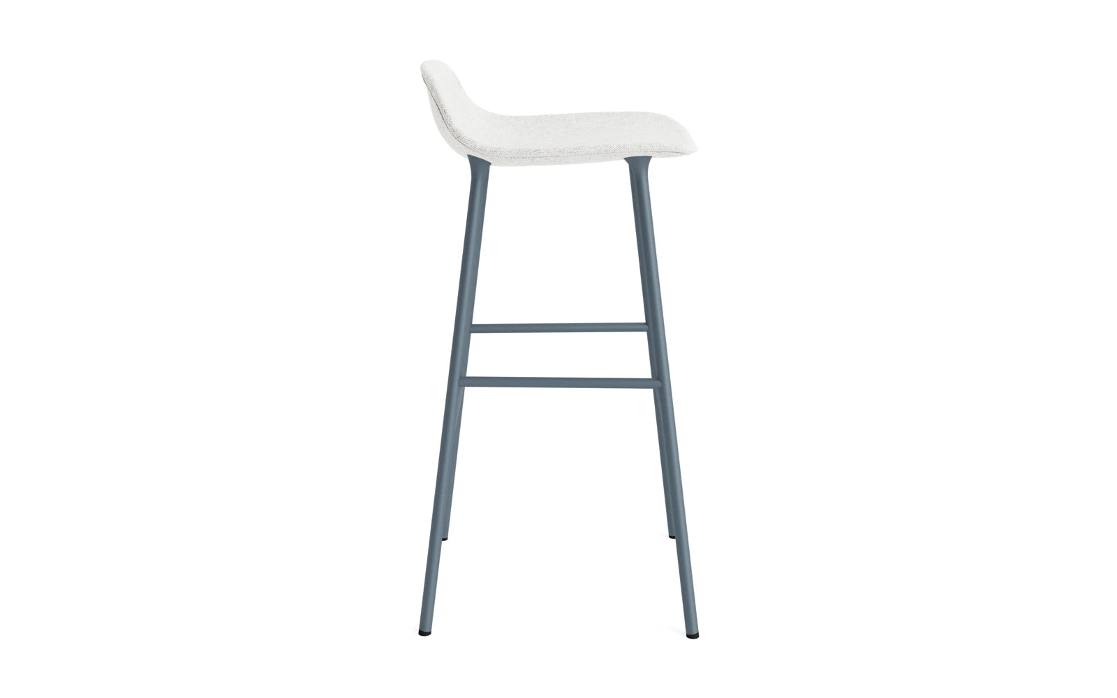 Entdecken Sie den Form Barstuhl 75 cm von Normann Copenhagen. Mit seiner eleganten Hallingdal-Polsterung in Blau vereint er modernes Design und höchsten Sitzkomfort.