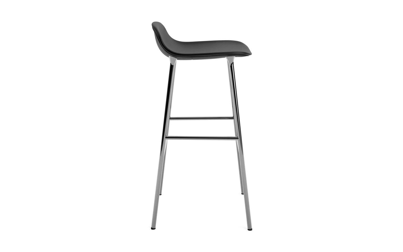Entdecken Sie den Form Barstuhl 75 cm gepolstert Chrom Ultra von Normann Copenhagen – ein elegantes Designstück, das Komfort und Stil in jedem Raum vereint.