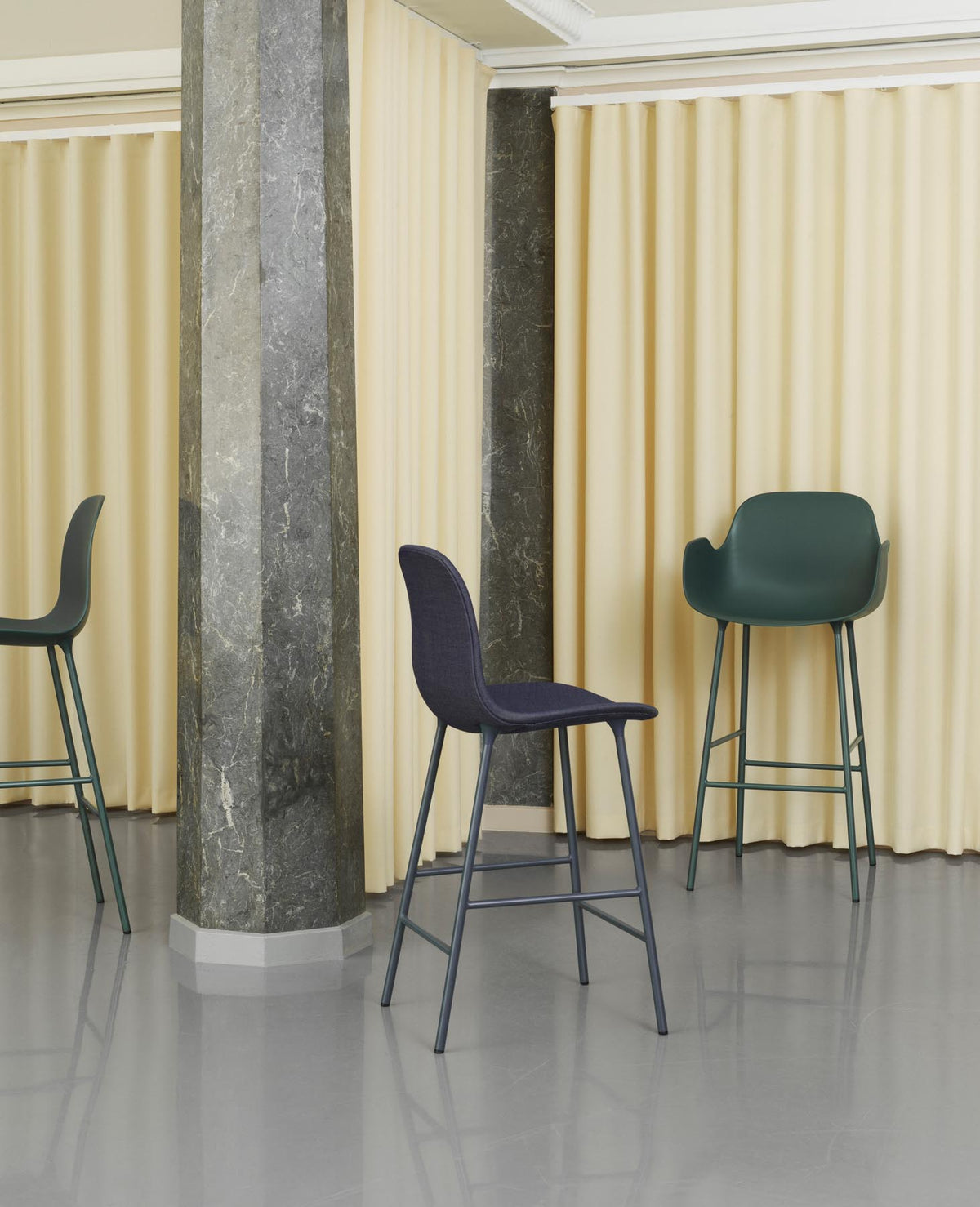 Form Barstuhl 65 cm gepolstert Schwarz Stahl Hallingdal in Hallingdal 110 präsentiert im Onlineshop von KAQTU Design AG. Barstuhl ist von Normann Copenhagen