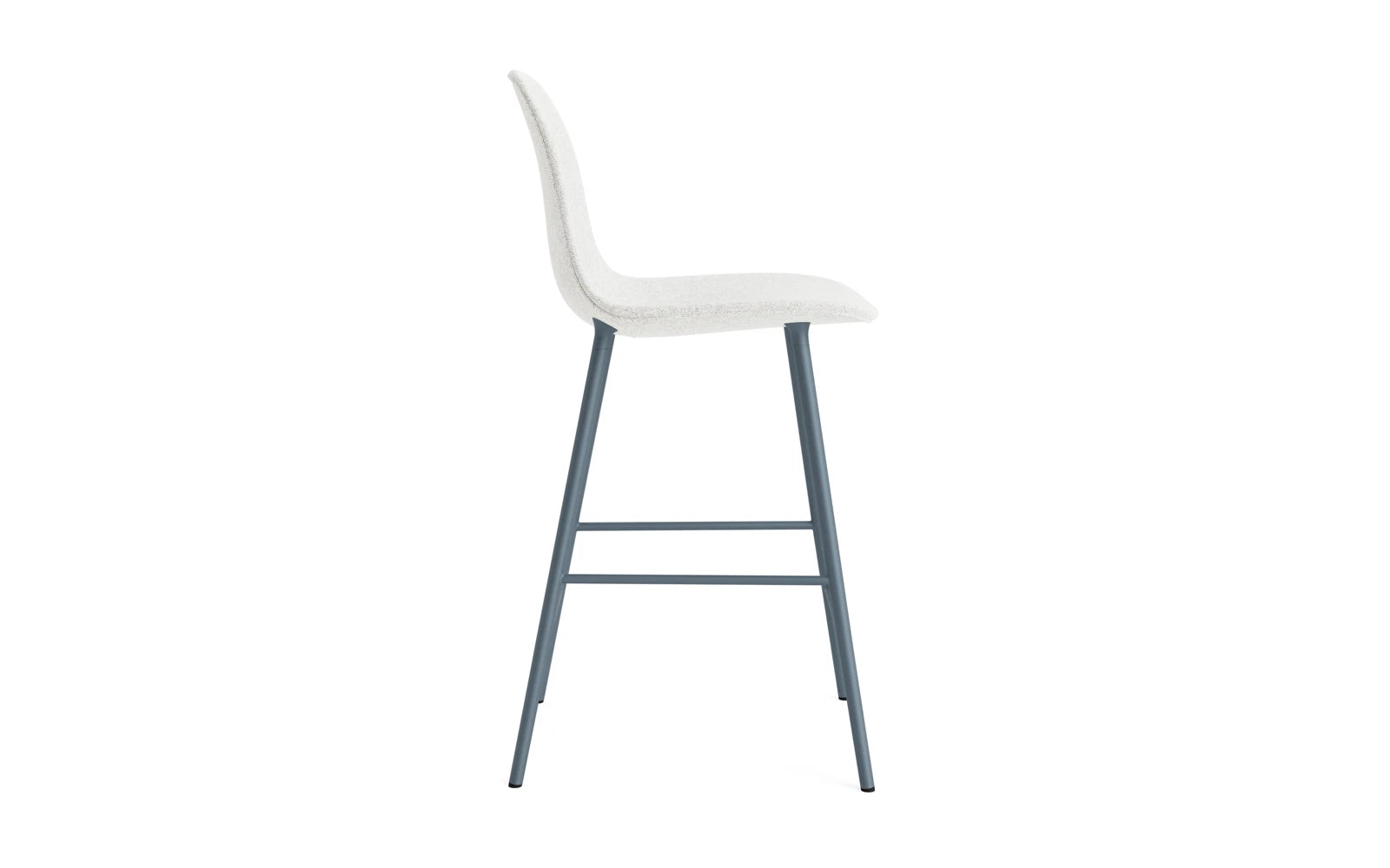 Erleben Sie den stilvollen Form Barstuhl 65 cm in elegantem Blau, gepolstert mit feinstem Hallingdal-Stoff und einem stabilen Stahlgestell – perfekt für Ihr Zuhause.